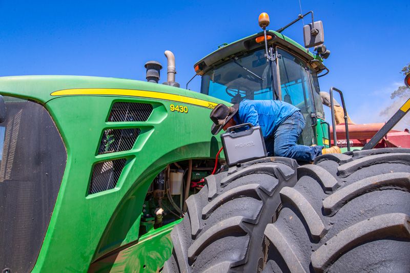 RRT Jump Starter 12/24V 3000A with Colour Screen for 12L Petrol & Diesel (12V) and All 24V Vehicles